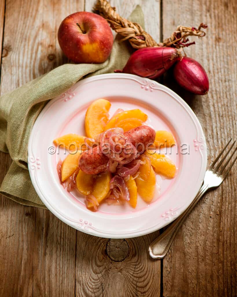 Salsicce con mele e cipolle Salsicce con mele e cipolle