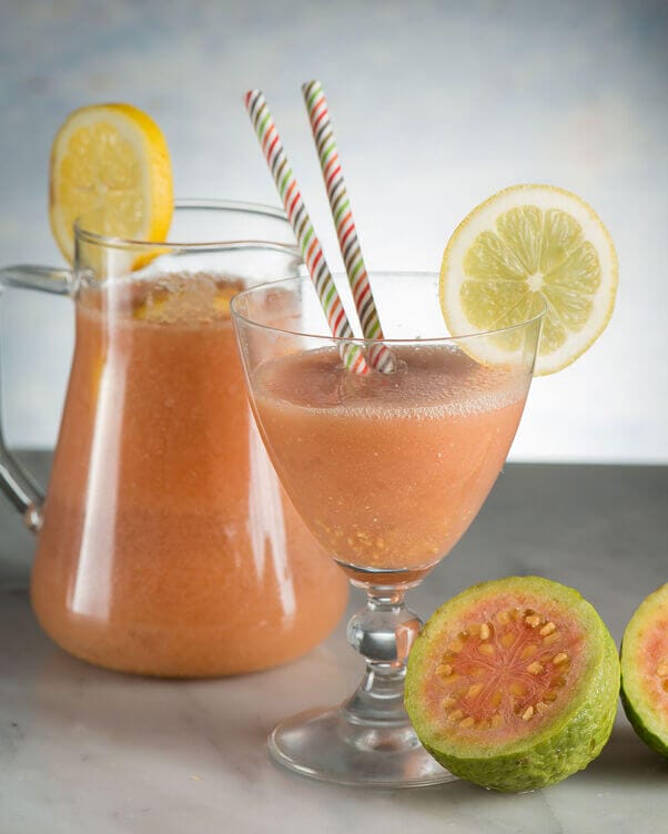 Bevanda con succo di guava e spumante Bevanda con succo di guava e spumante