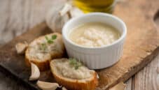 Agliata, una salsa perfetta per insaporire molti piatti