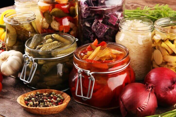 Conservazione Di Alimenti in Cucina Nel Dispensario Fotografia Stock -  Immagine di marinato, culinario: 250365226