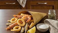 Fritto misto servito in cono di carta o frittura da passeggio