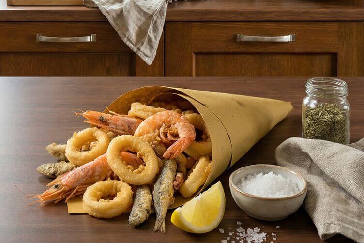 Fritto misto servito in cono di carta o frittura da passeggio