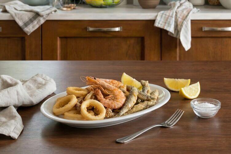 fritto misto di pesce con anelli di calamaro, gamberi e pesciolini dorati