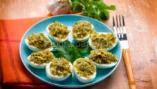 Uova alla sarda, un piatto allegro e gustoso. Uova alla sarda, un piatto allegro e gustoso.