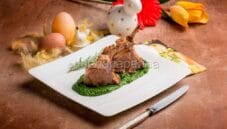 Carrè di agnello su crema di cime di rapa , delizioso Carrè di agnello su crema di cime di rapa , delizioso