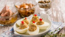 Uova babette o uova ripiene al tonno che piacciono ai bambini