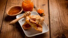Sfogliatine alla confettura di albicocche un piacere per il palato Sfogliatine alla confettura di albicocche un piacere per il palato