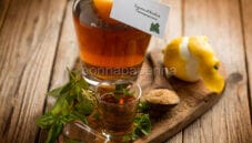 L’estate ha il profumo del liquore al basilico L’estate ha il profumo del liquore al basilico