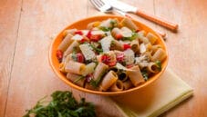 Insalata di peperoni con rucola e grana, un piatto colorato