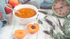 Confettura di albicocche e lavanda a colazione