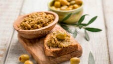 Patè di olive verdi con ingredienti semplici e genuini
