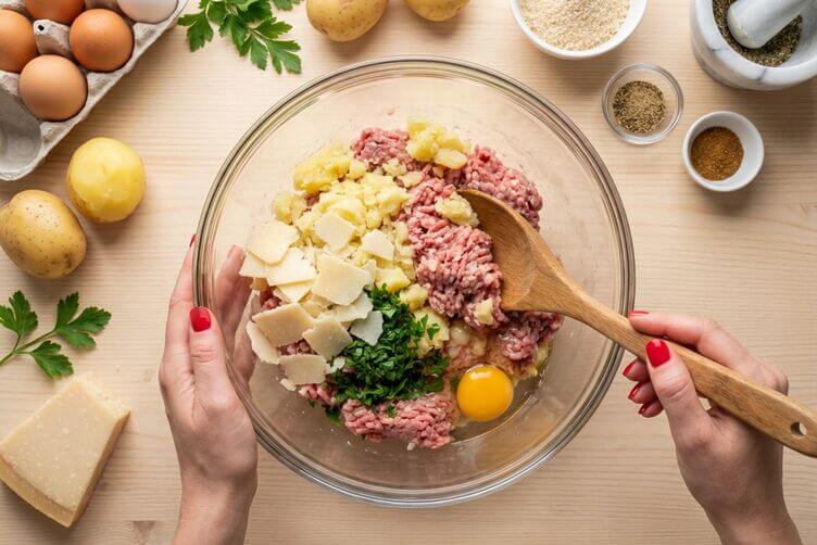 Polpettone con patate e carne impasto