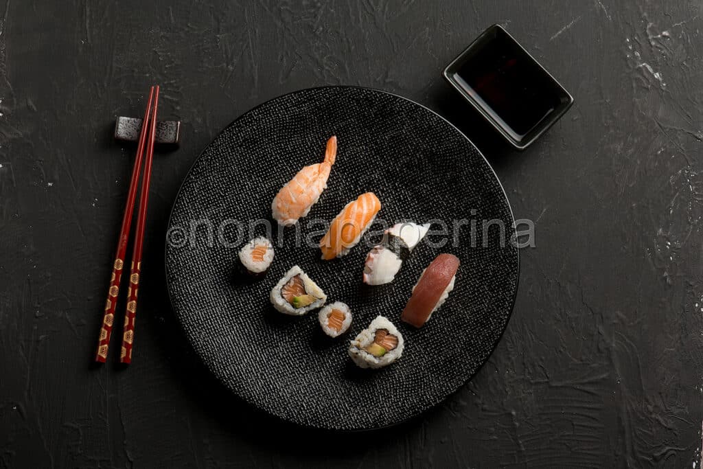 Sushi preparato secondo la ricetta giapponese autentica Sushi