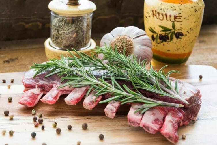 carne in preparazione per la griglia Carne marinata