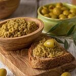 Pate di olive verdi con ingredienti semplici e genuini