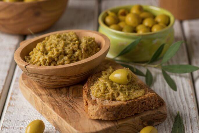 Pate di olive verdi con ingredienti semplici e genuini