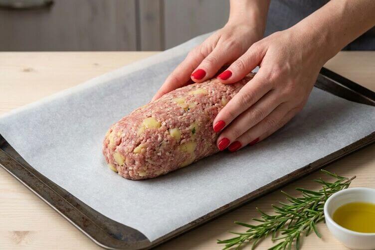 polpettone con patate e carne con carta forno