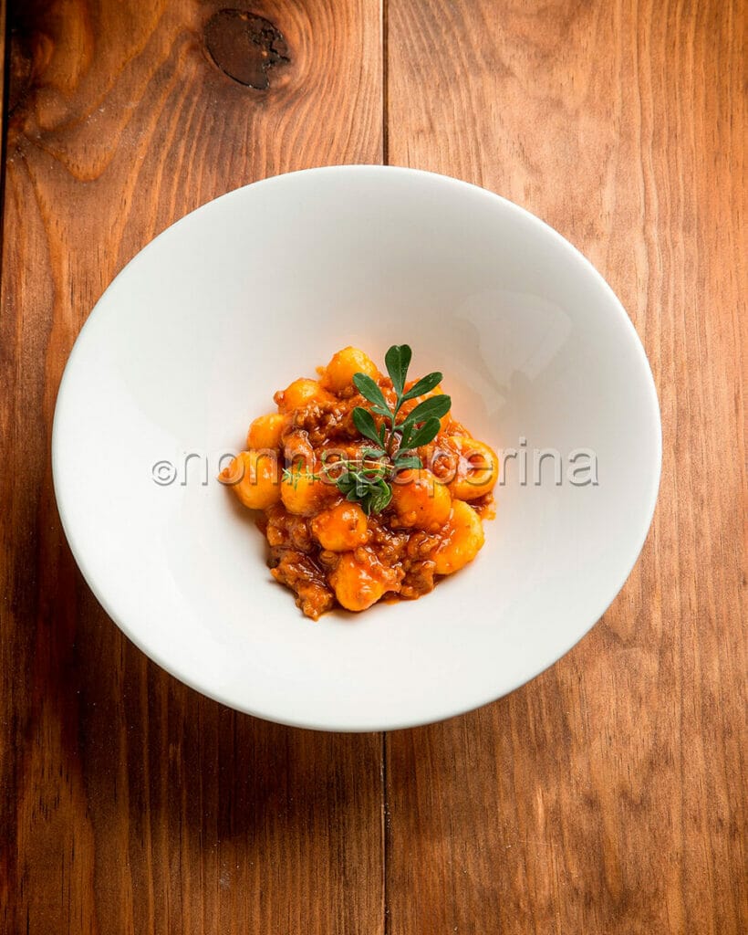 Gnocchi con ragù di coniglio Gnocchi con ragù di coniglio