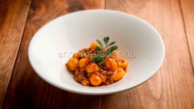 Gnocchi con ragu di coniglio