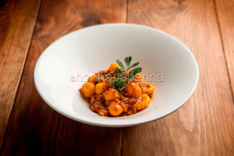 Gnocchi con ragù di coniglio, un delizioso primo Gnocchi con ragu di coniglio