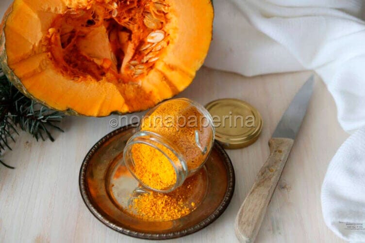 Vivacità ai piatti con la polvere di zucca Polvere di zucca
