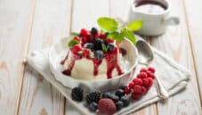 Bavarese alla menta con coulis ai frutti di bosco