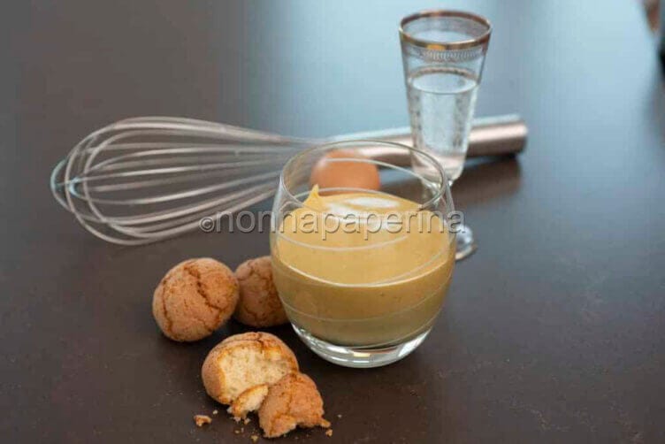 Zabaione al barolo con amaretti