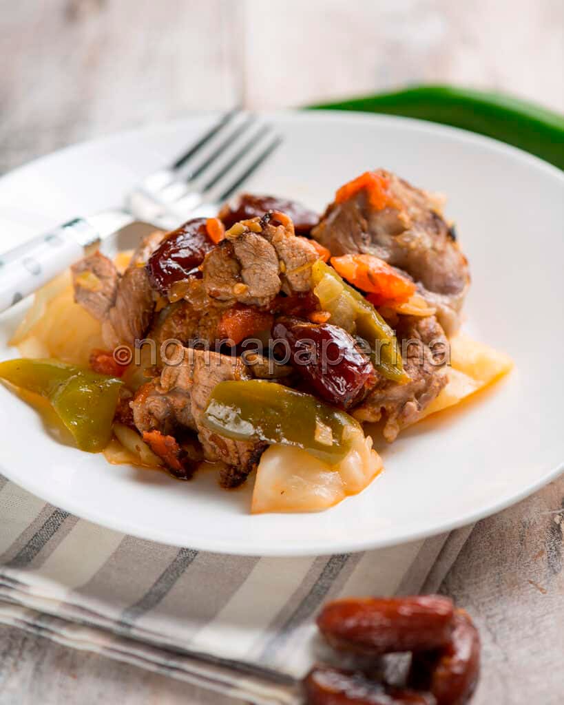 Agnello con cavolo e datteri Agnello con cavolo e datteri
