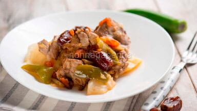 Agnello con cavolo e datteri