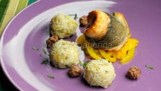 Filetto di orata al forno con peperoni e pallotte di riso