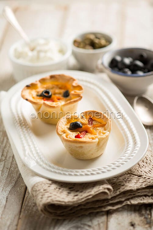 Tartellette di ricotta con peperoni e capperi Tartellette di ricotta con peperoni e capperi