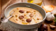 Vellutata di ceci e castagne, un primo sano e gustoso