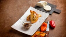 Mezzelune con mozzarella e peperoni, un piatto diverso dal solito