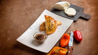 Mezzelune con mozzarella e peperoni