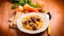 Spezzatino di vitello con patate, la tradizione a tavola