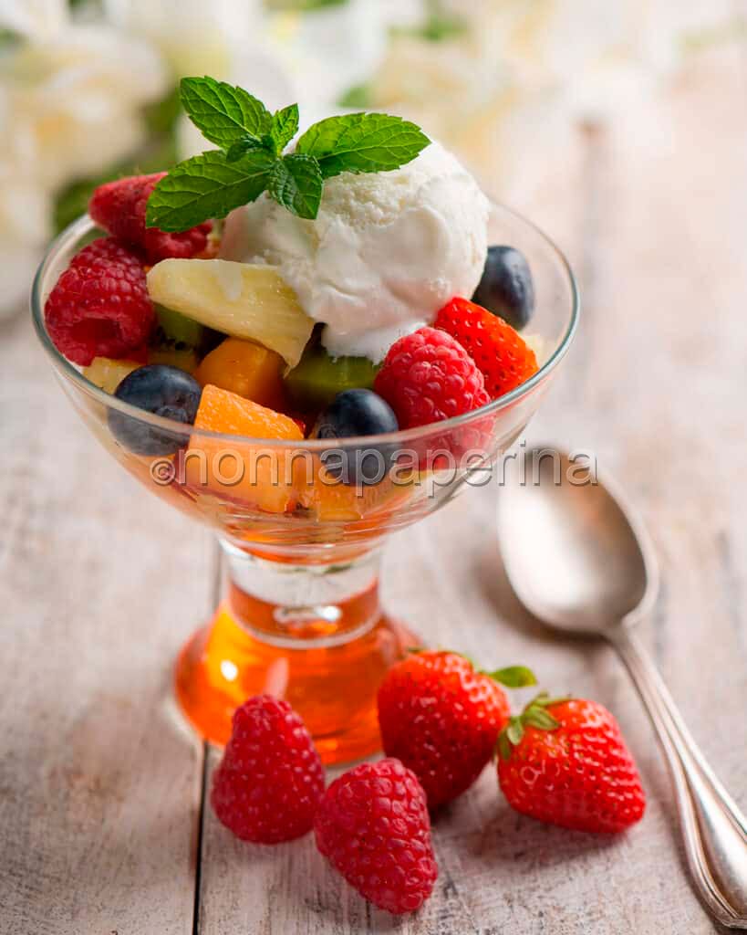 Macedonia di frutta con gelato