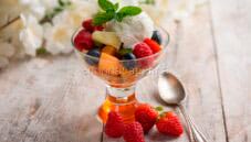 Macedonia di frutta con gelato, delizioso fine pasto