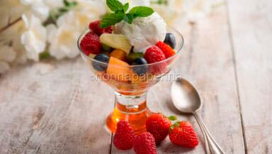 Macedonia di frutta con gelato
