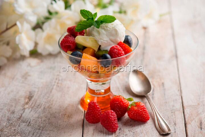 Macedonia di frutta con gelato, un delizioso fine pasto Macedonia di frutta con gelato, un delizioso fine pasto