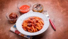 Penne al tonno e pomodori secchi, un primo gustoso Penne al tonno e pomodori secchi, un primo gustoso