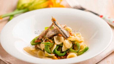 Orecchiette con alici e fiori di zucca