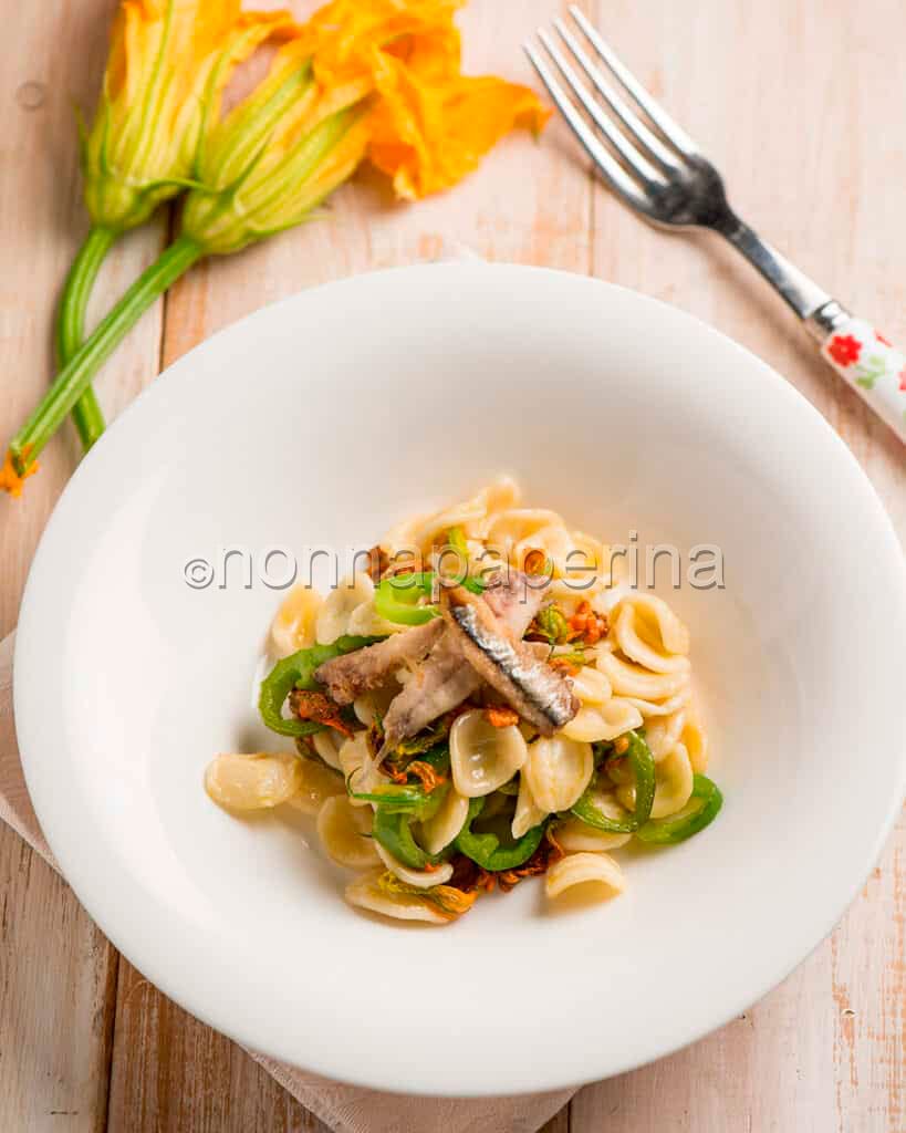 Orecchiette con alici e fiori di zucca
