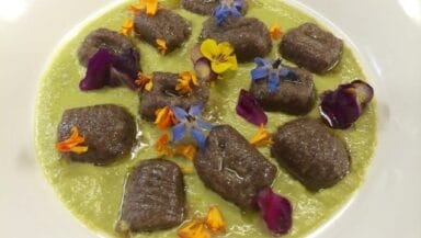gnocchi con farina di carrube su crema di taleggio