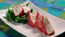 Involtini di bresaola e caprino, un piatto semplice e gustoso Involtini di bresaola e caprino, un piatto semplice e gustoso