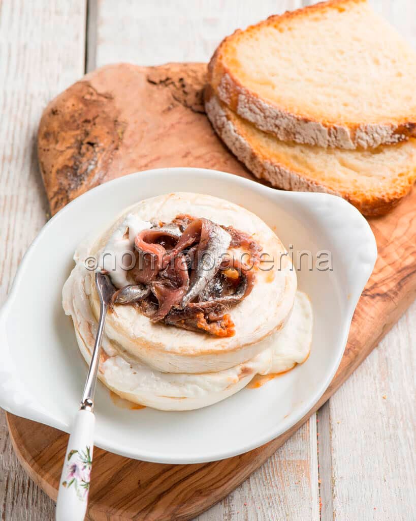 Tortino di formaggio e acciughe Tortino di formaggio e acciughe