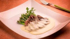 Tagliata con fonduta di taleggio e asparagi