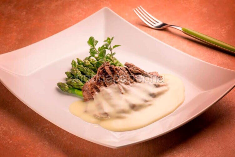 Tagliata con fonduta di taleggio e asparagi Tagliata con fonduta di taleggio e asparagi