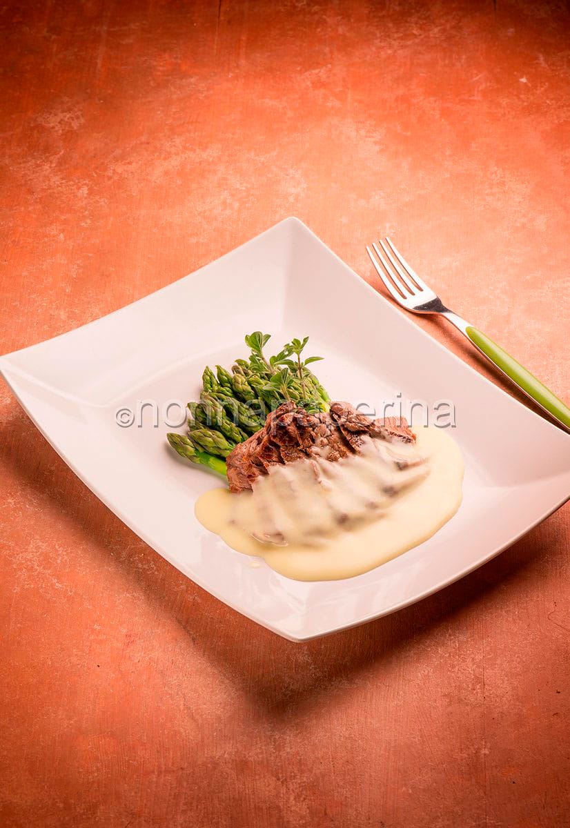 tagliata con asparagi e fonduta di taleggio