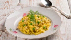 Risotto giallo con lonza e piselli, un primo piatto gustoso