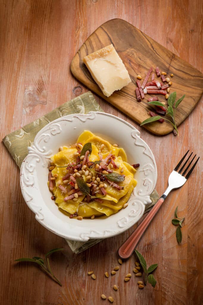 Ravioli di castagne con speck e pinoli Ravioli di castagne con speck e pinoli